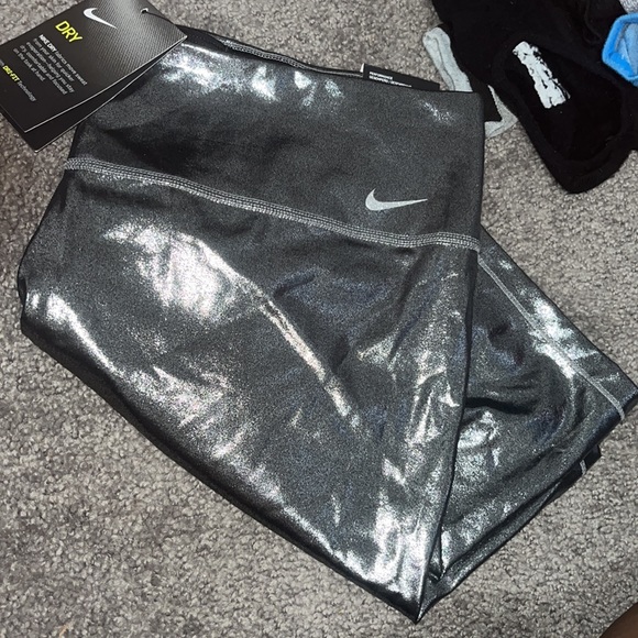 Women brand new Nike biker shorts - Picture 3 of 4